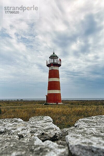 Rotweißer Leuchtturm Närsholmen  Halbinsel Närkholm  Ostküste  Insel Gotland  Ostsee  Schweden  Europa