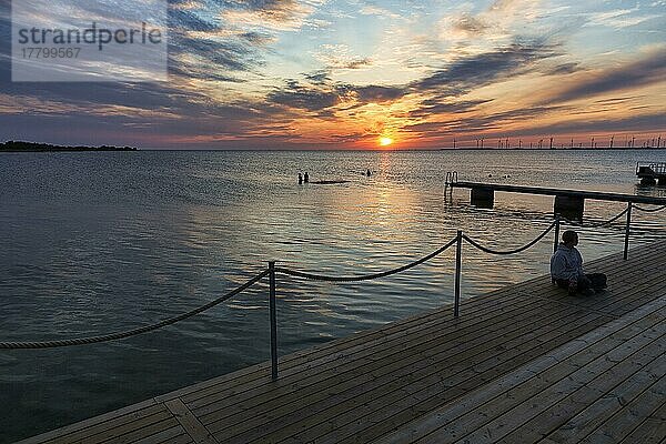 Badesteg  Personen  Silhouetten im Meer  Abendhimmel bei Sonnenuntergang  Gegenlicht  Ostsee  Burgsvik  Insel Gotland  Schweden  Europa