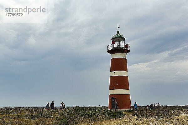 Besucher am Leuchtturm Närsholmen  Halbinsel Närkholm  Ostküste  Insel Gotland  Ostsee  Schweden  Europa