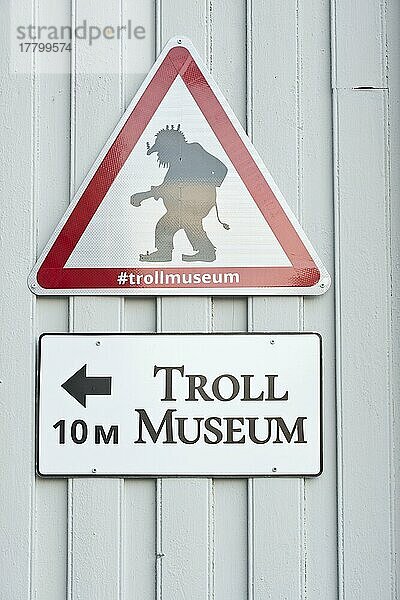 Hinweisschild zum Trollmuseum  Tromso  Norwegen  Europa