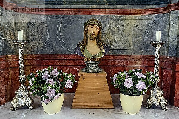 Detail  Seitenaltar  Kapelle Mariä Opferung in Kranzegg  Allgäu  Bayern  Deutschland  Europa