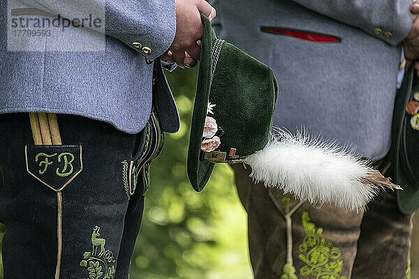 Lederhosen und Tracht  Fronleichnamsprozession  Fronleichnamszug  Festzug Pfarrrkirche St. Kilian  Bad Heilbrunn  Oberbayern  Bayern  Deutschland  Europa