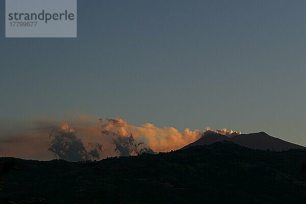 Ausblick auf Eruptionswolke des Vulkan Ätna im Abendlicht  Sizilien  Italien  Europa