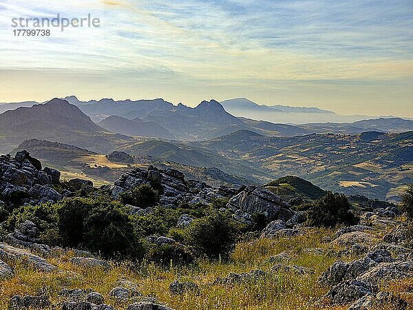 Blick über das Naturschutzgebiet El Torcal  Torcal de Antequera  Provinz Malaga  Andalusien  Spanien  Europa