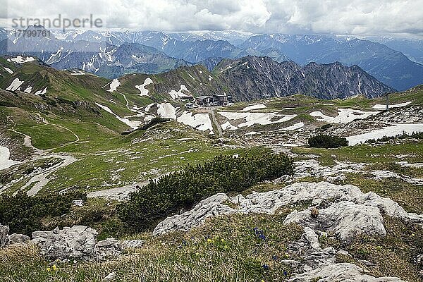 Ausblick am Nebelhorn auf Nebelhorn Station Höfatsblick  Edmund-Probst-Haus und Allgäuer Alpen  Oberstdorf  Oberallgäu  Allgäu  Bayern  Deutschland  Europa