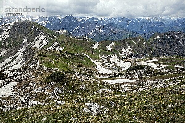 Ausblick am Nebelhorn auf Nebelhorn Station Höfatsblick  Edmund-Probst-Haus und Allgäuer Alpen  Oberstdorf  Oberallgäu  Allgäu  Bayern  Deutschland  Europa