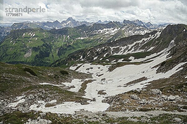 Ausblick am Nebelhorn auf Allgäuer Alpen  Oberstdorf  Oberallgäu  Allgäu  Bayern  Deutschland  Europa