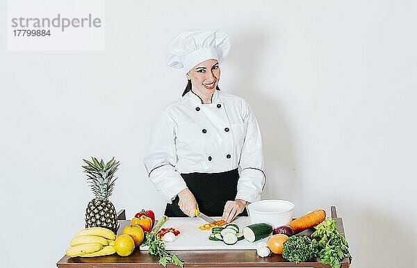 Porträt einer Köchin  die Gemüse schneidet  Köchin  die Salat zubereitet  die frisches Gemüse schneidet  Konzept einer Köchin  die frisches Gemüse zubereitet