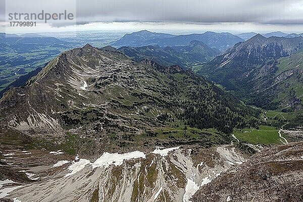 Ausblick vom Gipfel Nebelhorn ins Rettenschwangertal  links Entschenkopf  Oberstdorf  Allgäuer Alpen  Oberallgäu  Allgäu  Bayern  Deutschland  Europa