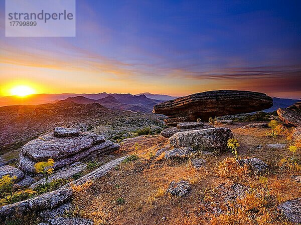 Felsformationen Sombrerillo aus Kalkstein bei Sonnenaufgang  Naturschutzgebiet El Torcal  Torcal de Antequera  Provinz Malaga  Andalusien  Spanien  Europa