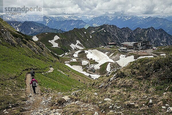 Ausblick am Nebelhorn auf Nebelhorn Station Höfatsblick  Edmund-Probst-Haus und Allgäuer Alpen  Oberstdorf  Oberallgäu  Allgäu  Bayern  Deutschland  Europa