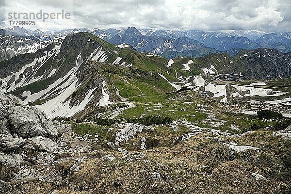 Ausblick am Nebelhorn auf Allgäuer Alpen  rechts Nebelhorn Station Höfatsblick  Edmund-Probst-Haus  Oberstdorf  Oberallgäu  Allgäu  Bayern  Deutschland  Europa