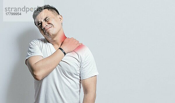 Nacken- und Rückenschmerzen Konzept  Mann mit Nacken- und Rückenmuskelschmerzen  Nahaufnahme eines Mannes mit Nacken- und Rückenschmerzen  ein Mann mit Muskelschmerzen auf isoliertem Hintergrund