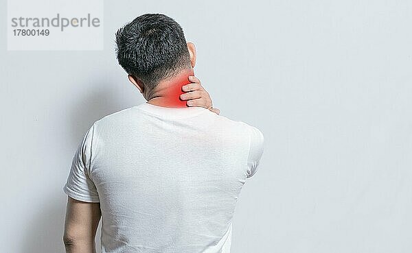 Nahaufnahme einer Person mit Schulter- und Nackenproblemen  ein Mann  der seine Schulter berührt  auf isoliertem Hintergrund  Konzept für Lenden- und Muskelprobleme