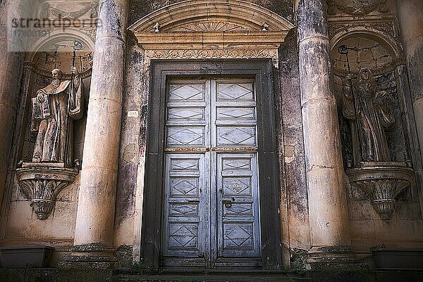 Eingangsportal Kirche Chiesa di San Benedetto  Castiglione di Sicilia  Sizilien  Italien  Europa