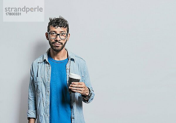 Porträt eines jungen Mannes mit Pappbecher Kaffee  Eine Person mit Pappbecher Kaffee in isoliertem Hintergrund  Menschen mit Pappbecher Kaffee isoliert