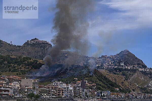 Hitzewelle verursacht Waldbrände zwischen Giardini-Naxos und Taormina  Sizilien  Italien  Europa