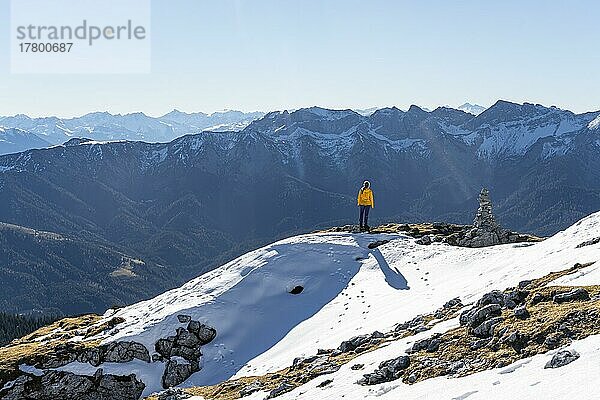 Bergsteigerin blickt über schneebedeckte Berge  Wanderung zum Guffert  Brandenberger Alpen  Tirol  Österreich  Europa