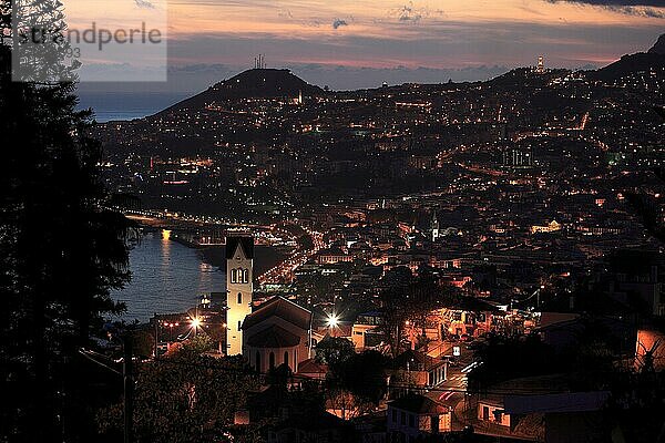 Blick auf die Hauptstadt Funchal in der Abenddämmerung  Madeira