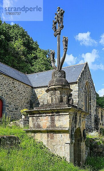 Kapelle Chapelle Notre Dame de Lorette mit Kalvarienberg aus dem 17. Jahrhundert im Ortsteil Coat Nant  Irvillac  Departement Finistere Penn ar Bed  Region Bretagne Breizh  Frankreich  Europa