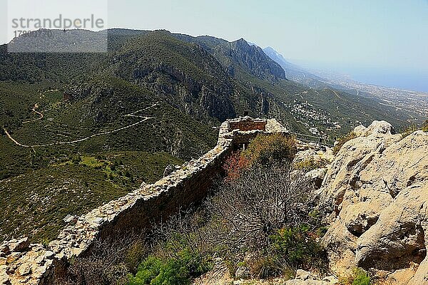 Mittelalterliche  Burgruine  Burg St. Hilarion  im Volksmund Schloss der 1000 Gemächer  liegt in Nordzypern unweit von Kyrenia  Girne auf einer Felskuppe  Blick von der Ruine auf die Küstenlandschaft und das Meer