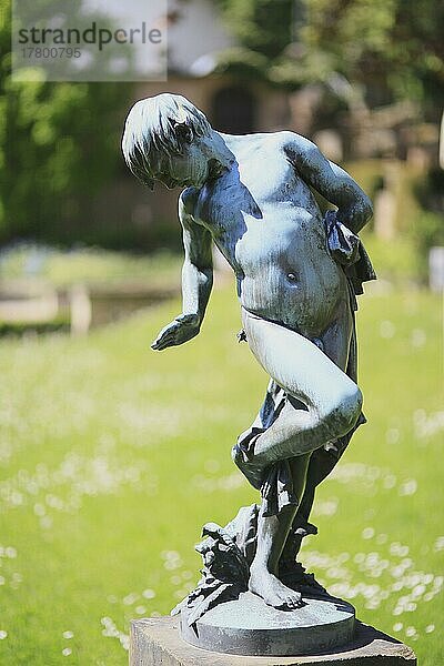 Bronzeskulptur eines nackten Jungen  genannt Muckenbüble  Städtisches Lapidarium  Landeshauptstadt Stuttgart  Baden-Württemberg  Deutschland  Europa