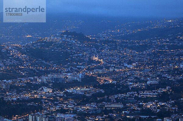 Blick auf die Hauptstadt Funchal in der Abenddämmerung  Madeira
