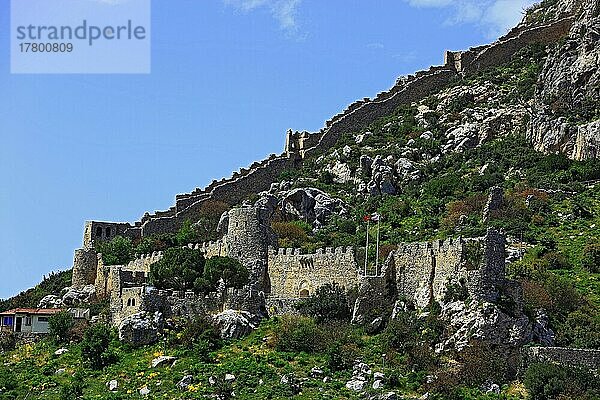 Nordzypern  mittelalterliche  Burgruine  Burg St. Hilarion  im Volksmund Schloss der 1000 Gemächer  liegt in Nordzypern unweit von Kyrenia  Girne auf einer Felskuppe