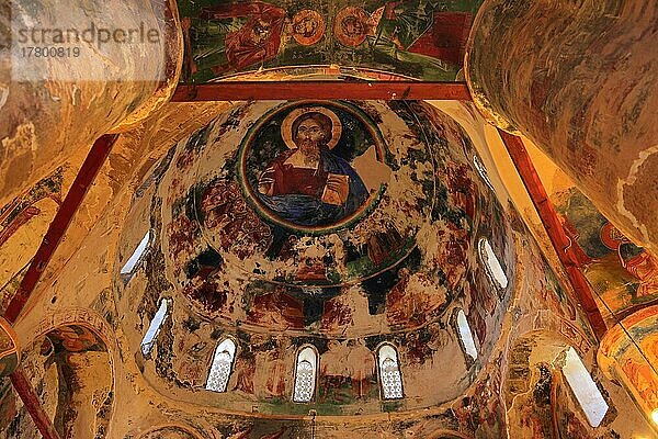 Ehemalige Klosterkirche von Antifonitis  12Jh. Innen  Wandmalerei  der Prantokrator in der Kuppel  Nordzypern