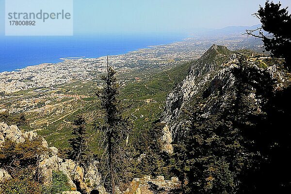 Mittelalterliche  Burgruine  Burg St. Hilarion  im Volksmund Schloss der 1000 Gemächer  liegt in Nordzypern unweit von Kyrenia  Girne auf einer Felskuppe  Blick von der Ruine auf die Küstenlandschaft und das Meer