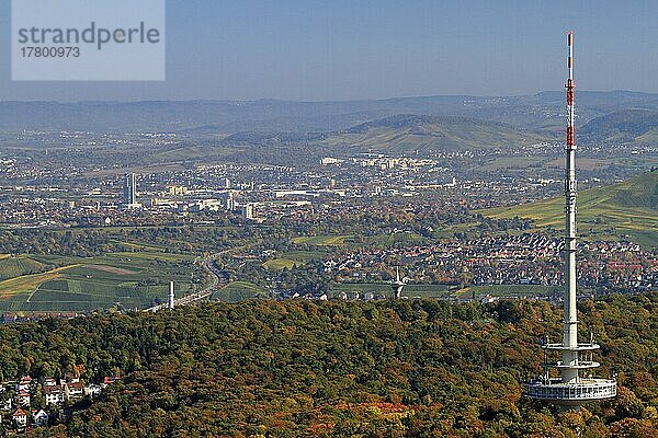Blick im Herbst vom Stuttgarter Fernsehturm auf Fernmeldeturm  Fellbach und Schwäbischer Wald  Landeshauptstadt Stuttgart  Baden-Württemberg  Deutschland  Europa