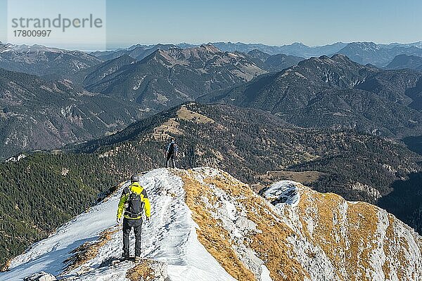 Bergsteiger auf dem Wanderweg zum Guffert  Brandenberger Alpen  Tirol  Österreich  Europa