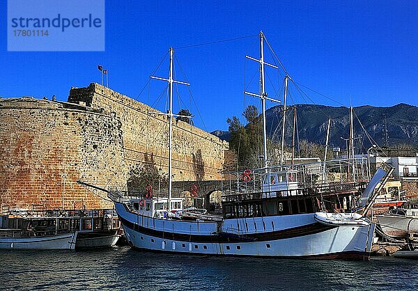 Hafenstadt  Altstadt von Girne  Kyrenia  Altstadthafen  Hafenburg  Festung Kastell  Nordzypern