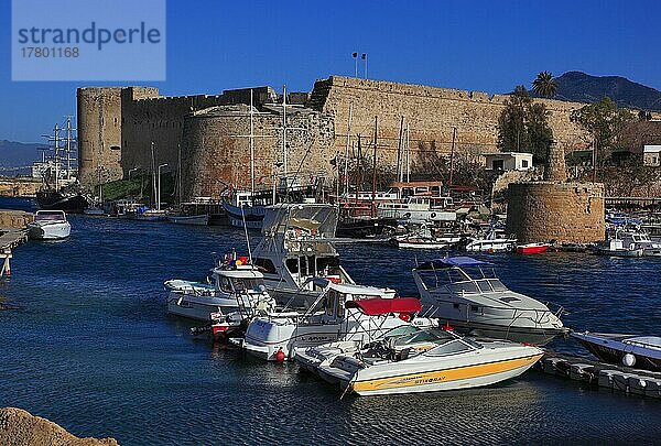 Hafenstadt  Altstadt von Girne  Kyrenia  Hafen und ein Teil der Festung  Nordzypern