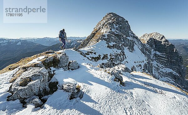 Bergsteigerin blickt über schneebedeckte Berge  Bergkamm  Wanderung zum Guffert  Brandenberger Alpen  Tirol  Österreich  Europa