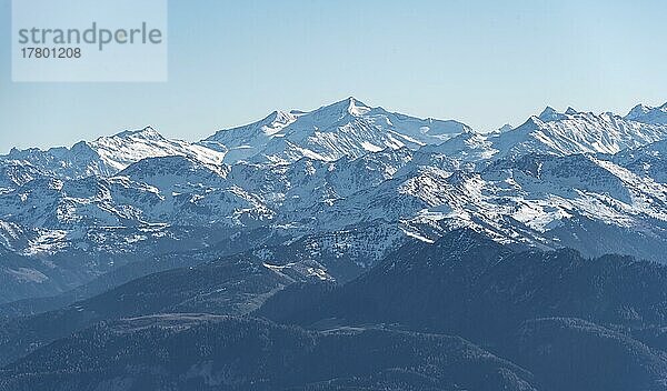Schneebedeckte Alpen und Berge  Ausblick auf Berge vom Gipfel des Guffert  Brandenberger Alpen  Tirol  Österreich  Europa