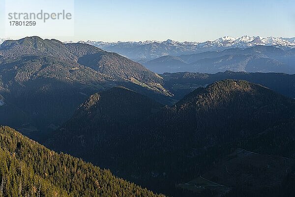 Schneebedeckte Alpen und Berge  Ausblick auf Berge vom Gipfel des Guffert  Brandenberger Alpen  Tirol  Österreich  Europa