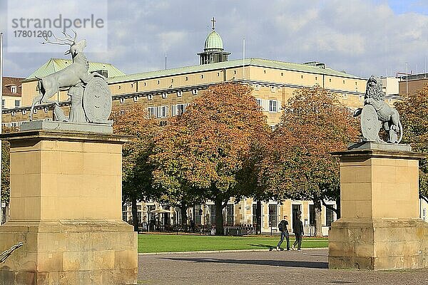 Schlossplatz mit Königin Olga Bau und Statuen Hirsch und Löwe vor Neues Schloss  Landeshauptstadt Stuttgart  Baden-Württemberg  Deutschland  Europa