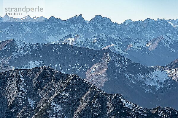 Schneebedeckte Alpen und Berge  Ausblick auf Berge vom Gipfel des Guffert  Brandenberger Alpen  Tirol  Österreich  Europa