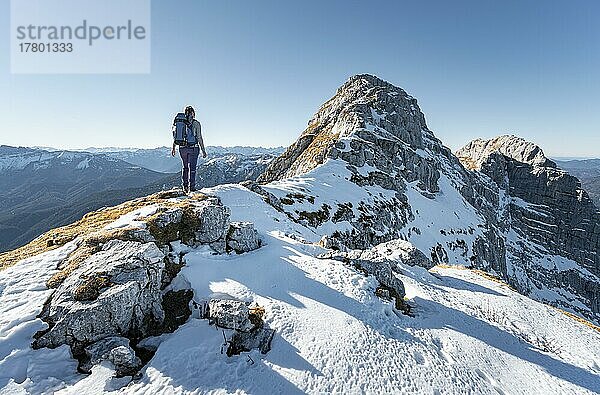 Bergsteigerin blickt über schneebedeckte Berge  Bergkamm  Wanderung zum Guffert  Brandenberger Alpen  Tirol  Österreich  Europa