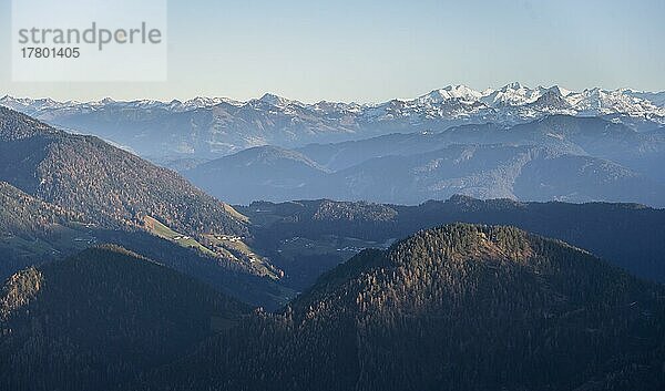 Schneebedeckte Alpen und Berge  Ausblick auf Berge vom Gipfel des Guffert  Brandenberger Alpen  Tirol  Österreich  Europa