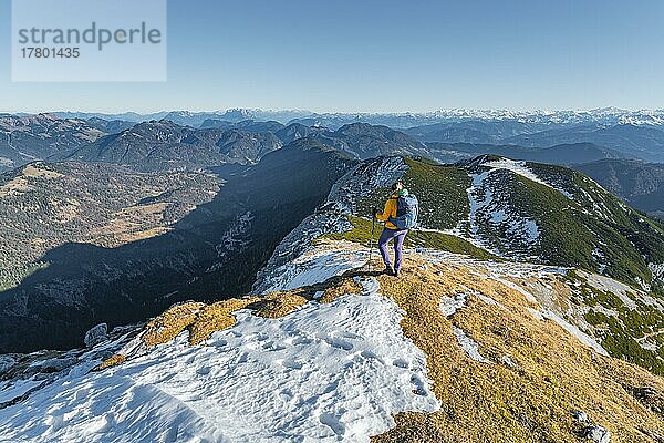 Bergsteigerin blickt über schneebedeckte Berge  Wanderung zum Guffert  Brandenberger Alpen  Tirol  Österreich  Europa