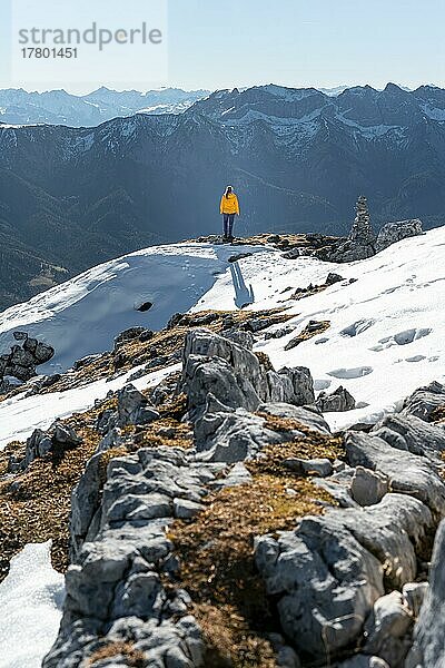 Bergsteigerin blickt über schneebedeckte Berge  Wanderung zum Guffert  Brandenberger Alpen  Tirol  Österreich  Europa