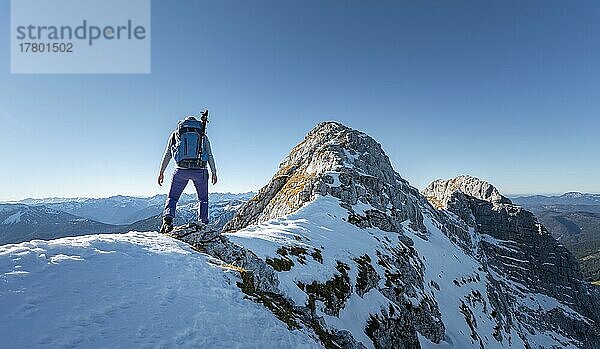 Bergsteigerin läuft am Bergkamm  schneebedeckte Berge  Wanderung zum Guffert  Brandenberger Alpen  Tirol  Österreich  Europa