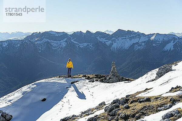 Bergsteigerin blickt über schneebedeckte Berge  Wanderung zum Guffert  Brandenberger Alpen  Tirol  Österreich  Europa