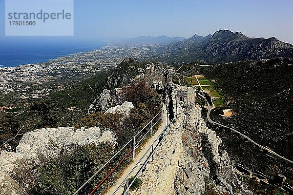 Mittelalterliche  Burgruine  Burg St. Hilarion  im Volksmund Schloss der 1000 Gemächer  liegt in Nordzypern unweit von Kyrenia  Girne auf einer Felskuppe  Blick von der Ruine auf die Küstenlandschaft und das Meer