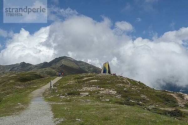 Gegenwartskapelle am Krahberg  Gipfelkreuz  Europäischer Fernwanderweg E5  weiße Wolken  Zams  Tirol  Österreich  Europa