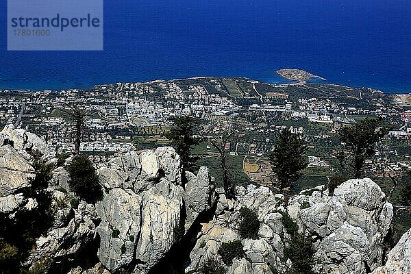 Mittelalterliche  Burgruine  Burg St. Hilarion  im Volksmund Schloss der 1000 Gemächer  liegt in Nordzypern unweit von Kyrenia  Girne auf einer Felskuppe  Blick von der Ruine auf die Küstenlandschaft und das Meer