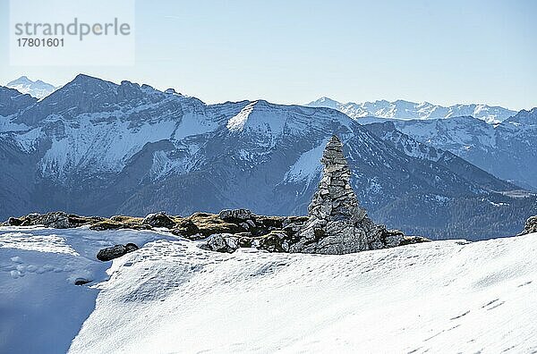 Schneebedeckte Berge  Steinmännchen  Brandenberger Alpen  Tirol  Österreich  Europa