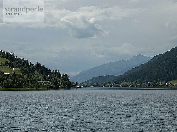 Blick über den Weißensee  höchster Badesee der Alpen  Kärnten  Österreich  Europa